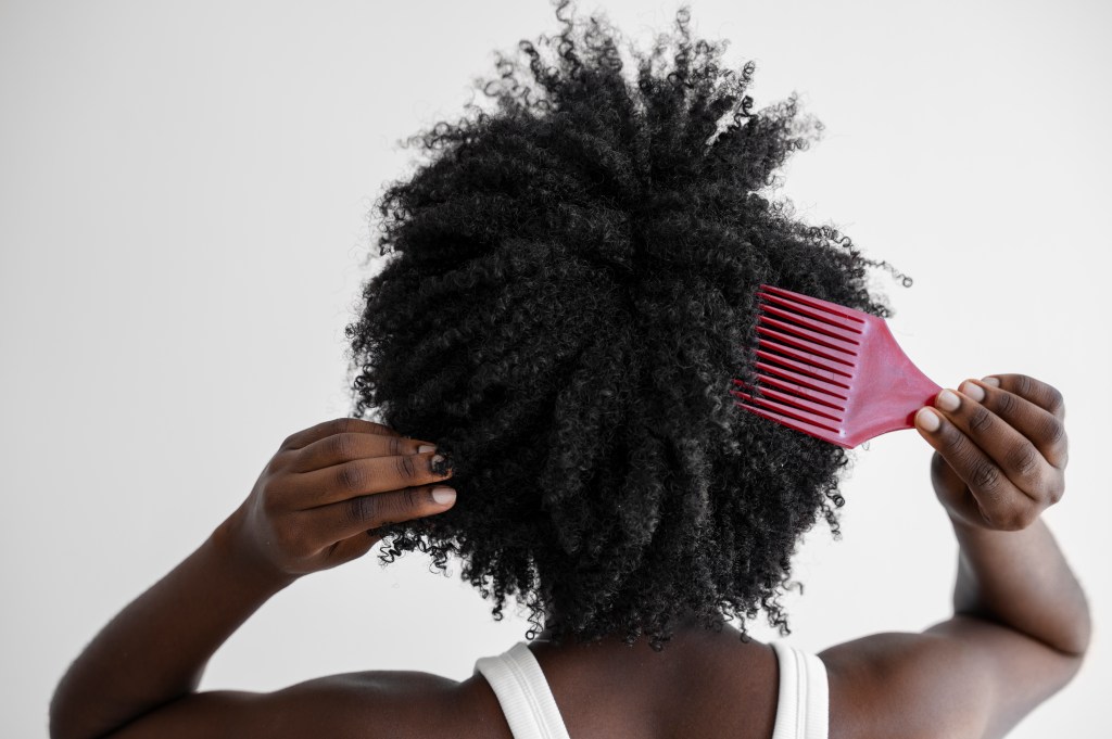 Comment démêler ses cheveux texturés en douceur